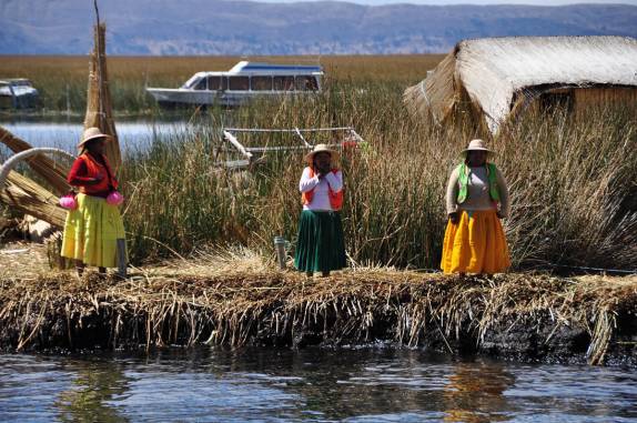 Chegando à Ilha San Miguel, uma das mais de cem Islas Flotantes do lago Titicaca, perto de Puno, no Peru